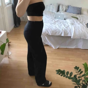  - Assnygga byxor från Lindex i en kostymbyxmodell med dragkedja på sidan💖💖