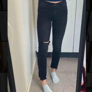  - Coola jeans från märket Green Coast i storlek 34. De är i samma svarta färg som de första två bilderna, passar mig som är W25 men även lite större❤️