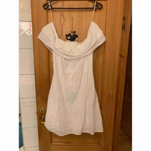  - Klänning den H&M har bara använt den 1 gång ✨ Katt finns i hemmet 🐈  Köparen betalar frakt 📮