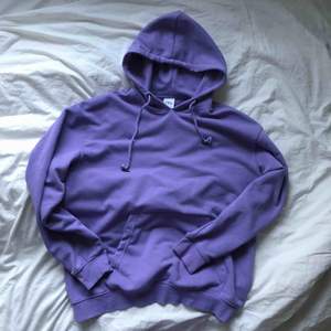 Super snygg och härlig lila hoodie ifrån Zara! Superbra skick knappt använd 🤩 Storlek XL Priset är med frakt ☺️