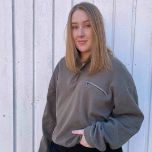  - En brun/grå tröja med en krage samt en liten dragkedja. Tröjan är oversized och av ett skönt material. 