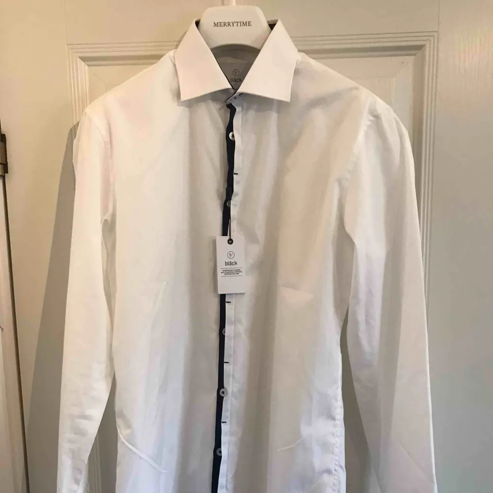 Helt oanvänd snygg vit skjorta från Bläck. 100% bomull och tvättas i 40 grader. Halva priset gentemot nypris. Jag har inte använt skjortan då jag lagt undan den i garderoben och sedan glömt bort den, nu har jag växt ut den. Fraktkostnad tillkommer.. Skjortor.