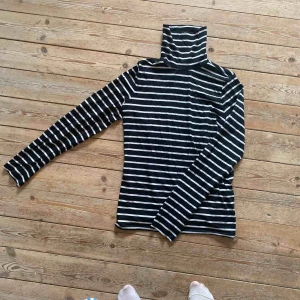  - Säljer den har randiga polotröjan, väldigt användbar men jag har liknade så behöver inte den här! jättebra skick o har knappt använt, passar en M men också S