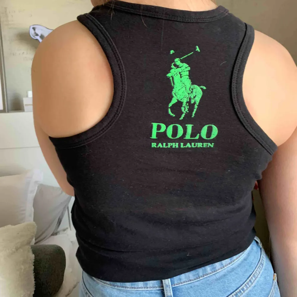 Coolt brottarlinne från Ralph Lauren med neon tryck :) står strl L men skulle säga att den är S! Begagnat skick då lite av trycket skavts bort i tvätten . Toppar.