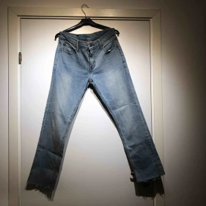  - Ett par Levis jeans i modell 511. Storlek: W30L30. Klippta vid byxbenen. Aldrig använda!