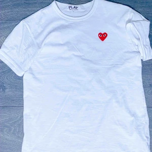  - CDG-tshirt i storlek L. Plagget är i nyskick och säljes pga brist på användning. Fynd!!!