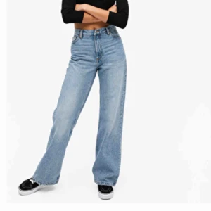  - Säljer dessa populära monki jeansen som är för små.Använda 3 gånger så jättebra skick!Köparen står för frakten!🥰Dom passar ju inte på mig så har inga bilder hur dom sitter på.