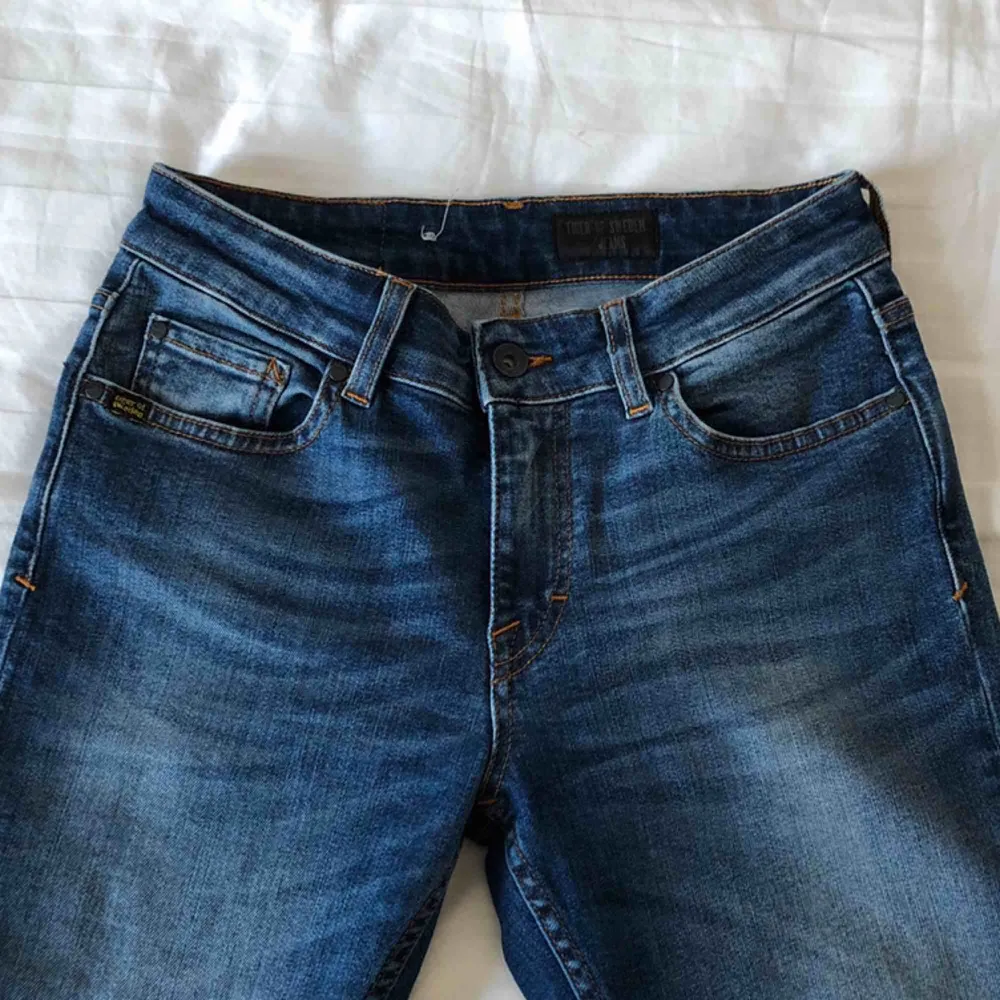 Ett par blåa midwaist-jeans från Tiger of Sweden, modell ”slight”. Använda mindre än 5 gånger. Nypris 1500 kr.  Startpris: 250 kr Köpare står för frakt :). Jeans & Byxor.
