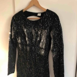  - Oanvänd party klänning med glitter  