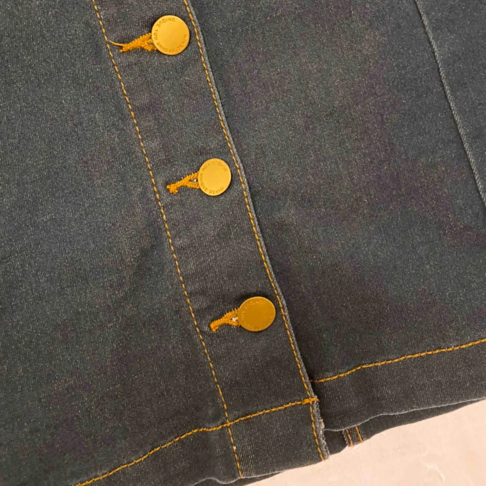 Använd ett fåtal gånger men som gått som ny. Stretchigt jeans material med knappar framtill. Kjolar.