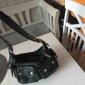  - Säljer denna fina väska💕💕 banden är lite slitna annars superfin