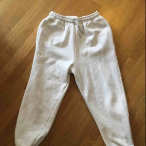  - Oanvända mjukisbyxor från boohoo. Jättefin färg och otroligt mjuka. Säljer pågrund av att jag beställde fel storlek. Kan mötas upp i Stockholm eller skicka på posten(köparen står för frakt) 💕pris kan diskuteras