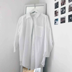  - Säljer min oversized skjorta, då den endast kommit till användning vid tillfället på bilden!