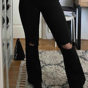  - Jättefina svarta bootcut med hål, passar mig i längden som är runt 167. De är i bra skick då jag bara använt dom 2 gånger.