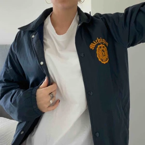  - Skitsnygg college jacka som är köpt second hand. Står ingen storlek men skulle gissa mellan M-L 💙 Har lurvigt tyg inuit så den är lite varmare. Kommer tyvärr inte till användning längre. Lägg gärna bud från: 300 kr 