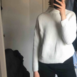  - Vit stickad tröja! 💗💗 Skriv till mig om du är intresserad!