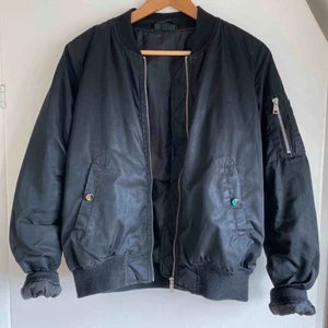  - Snygg svart bomber jacka från top shop! Inte over size i modellen. Nypris 800:-. Använd men absolut i bra skick 😃 hör av er om ni vill ha fler bilder. Köparen står för frakt❤️