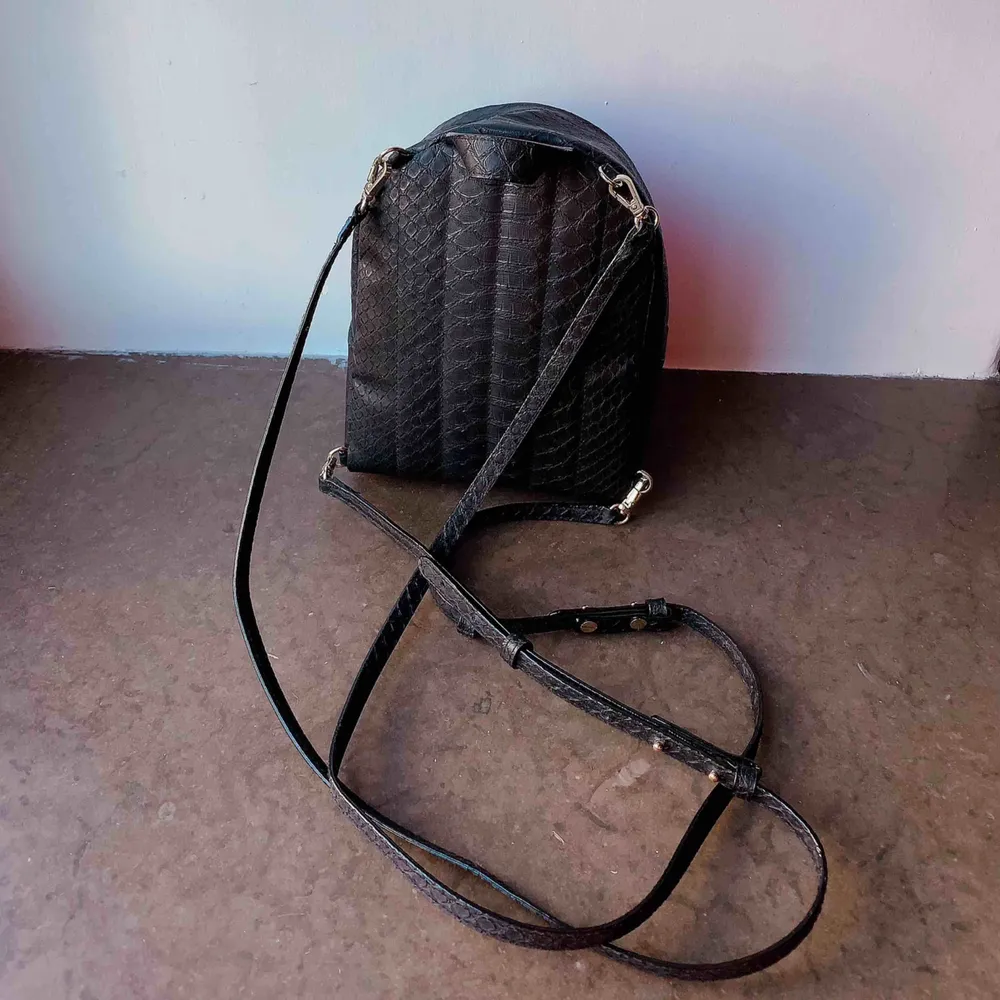 Helt ny mini bagpack från Victoria’s Secret!  Tror att det är orm eller krokodilimitation i mönstret.  Små och nätta axelremmar medföljer. Alla dragkedjor fungerar utmärkt. Fina detaljer! frakt står köparen för (+63) . Väskor.