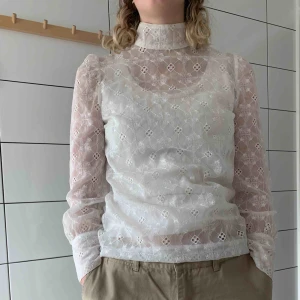  - Supersöt vit blus! Vet inte vart den kommer ifrån då jag köpte den vintage☺️ Frakt tillkommer!🦋