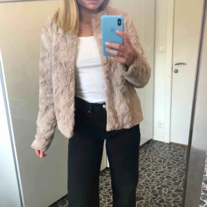  - Mycket fin rosa fake päls jacka från twist and tango. I mycket bra skick och med fickor. Frakt tillkommer! 