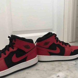  - Säljer dessa air jordans 1 mid, storlek 38,5. De är i super bra skick, så passa på! Tar bud från 1000kr, köp direkt för 1200kr!🌈