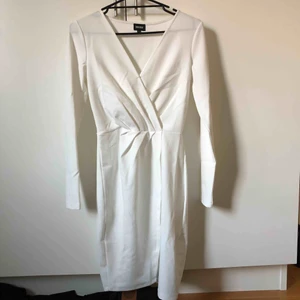  - Jättefin och as skön klänning från bubbleroom, använt den en gång sen aldrig rört iprincip. Perfekt till studenten eller skolavslutningen 