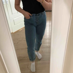  - Blå Nelly jeans. Vid gylfen finns ett litet vitt hål som knappt syns, själv har jag aldrig tänkt på det. Sitter jätte fint på och har en mom jeans modell!