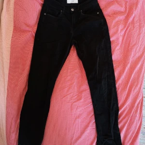Svarta manchesterbyxor!  - Svarta, lite åtsittande manchesterbyxor. Supersnygga men för trånga för mig! 