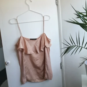 Topp ZARA strl M - Superfin topp från ZARA i storlek Medium. 50kr + frakt alternativt mötas upp i Gävle. 