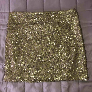  - Fin paljettkjol i fin mörkgrön färg (ej så skarp grön som på bilden)! Bra passform men lite liten i storleken så skulle säga att det är en M! Köparen står för frakten! 