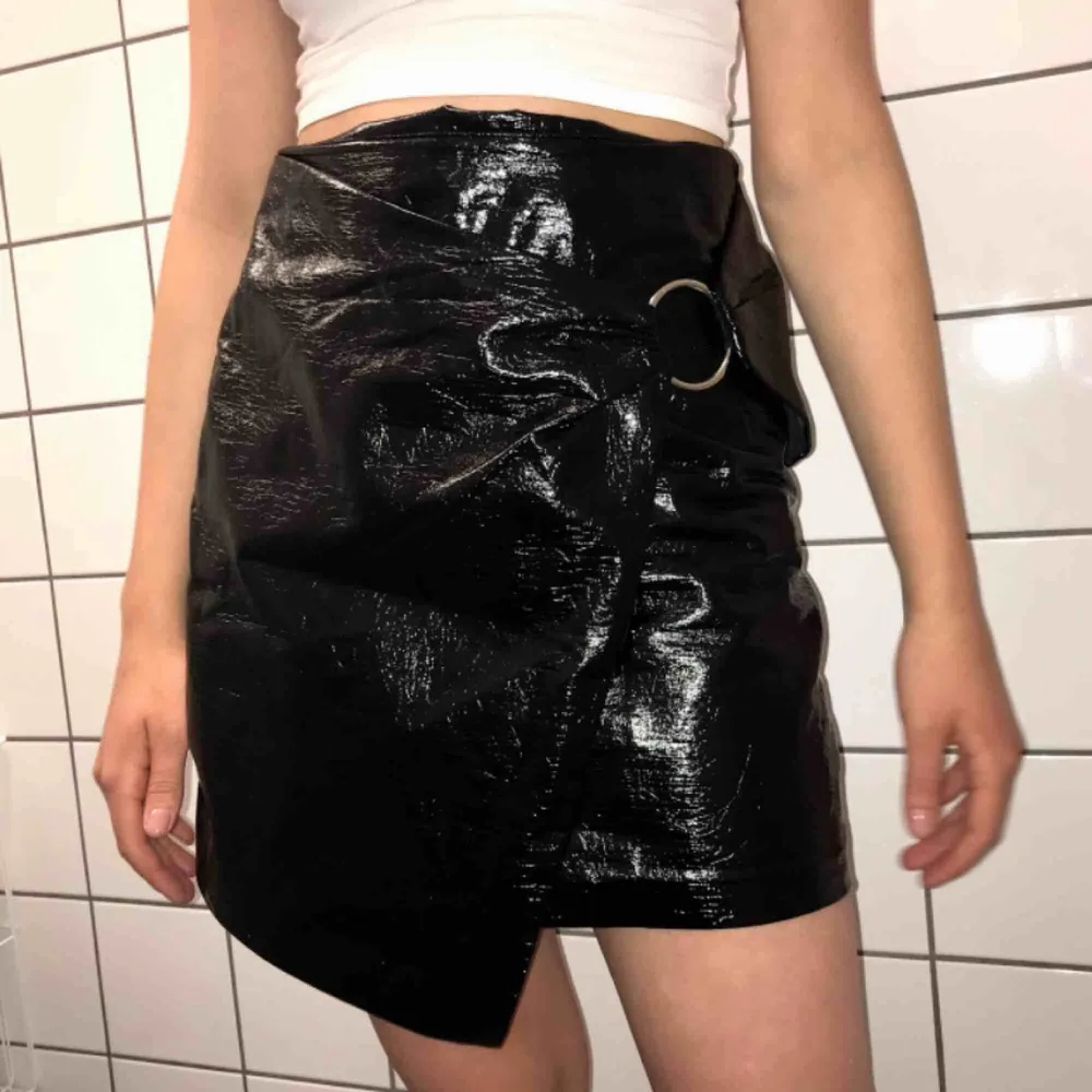 Svart kjol i skinnimitation i storlek S! Jättesnygg till fest⭐️   Frakten ligger på 44kr och betalas av köparen 💫  . Kjolar.