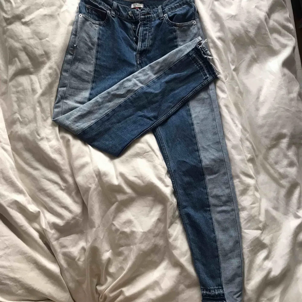 Lågmidjade jeans från Tommy Hilfiger! Riktigt coola med slitningar nere vid anklarna och två jeansfärger. Älskar dessa jeans men då dem tyvärr inte passar mig längre lägger jag ut de här. . Jeans & Byxor.