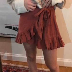 En jätte fin kort volang kjol från ZARA❤️ använt en gång  Nypris:275kr