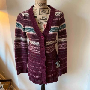  - Snygg kofta från Bondelid. Troligen åtminstone delvis i ull. 