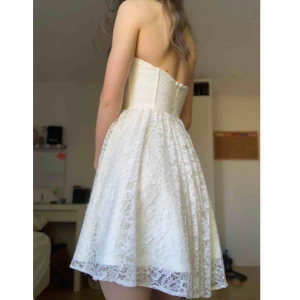  - Endast använd 1 gång! Perfekt till studenten eller skolavslutningen. Det är en S men passar bättre XS. Från Nelly.com Köparen står för frakten 