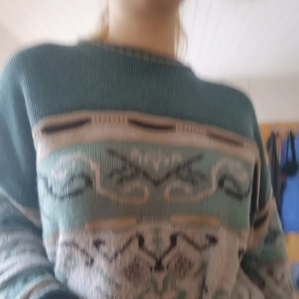 Tröja köpt second hand i höstas! Coolt mönster och väldigt varm! Stor och kan passa de flesta strl beroende på vilken passform man vill ha! Priset inkluderar frakt 🦋. Neuleet.