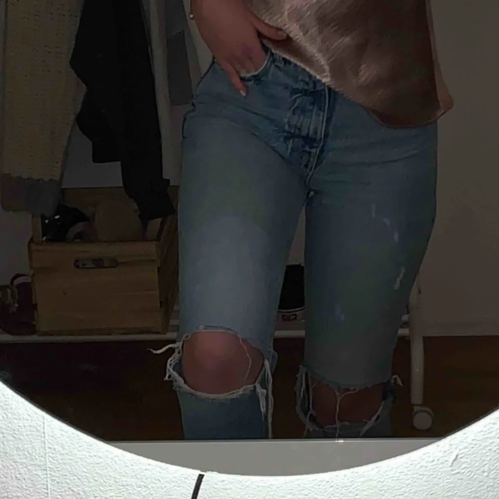 Ett par skit snygga jeans från Zara. Använda fåtal gånger !  Sitter as bra 💓🤯 Sitter högt i midjan på mig, är 161 . Jeans & Byxor.