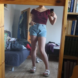 Superfin vinröd topp!  - Jättesnygg vinröd topp! Är väldigt stretchig så kan passa även större storlekar! 💞Knappt använd! Priset inkluderar frakten! 🦋