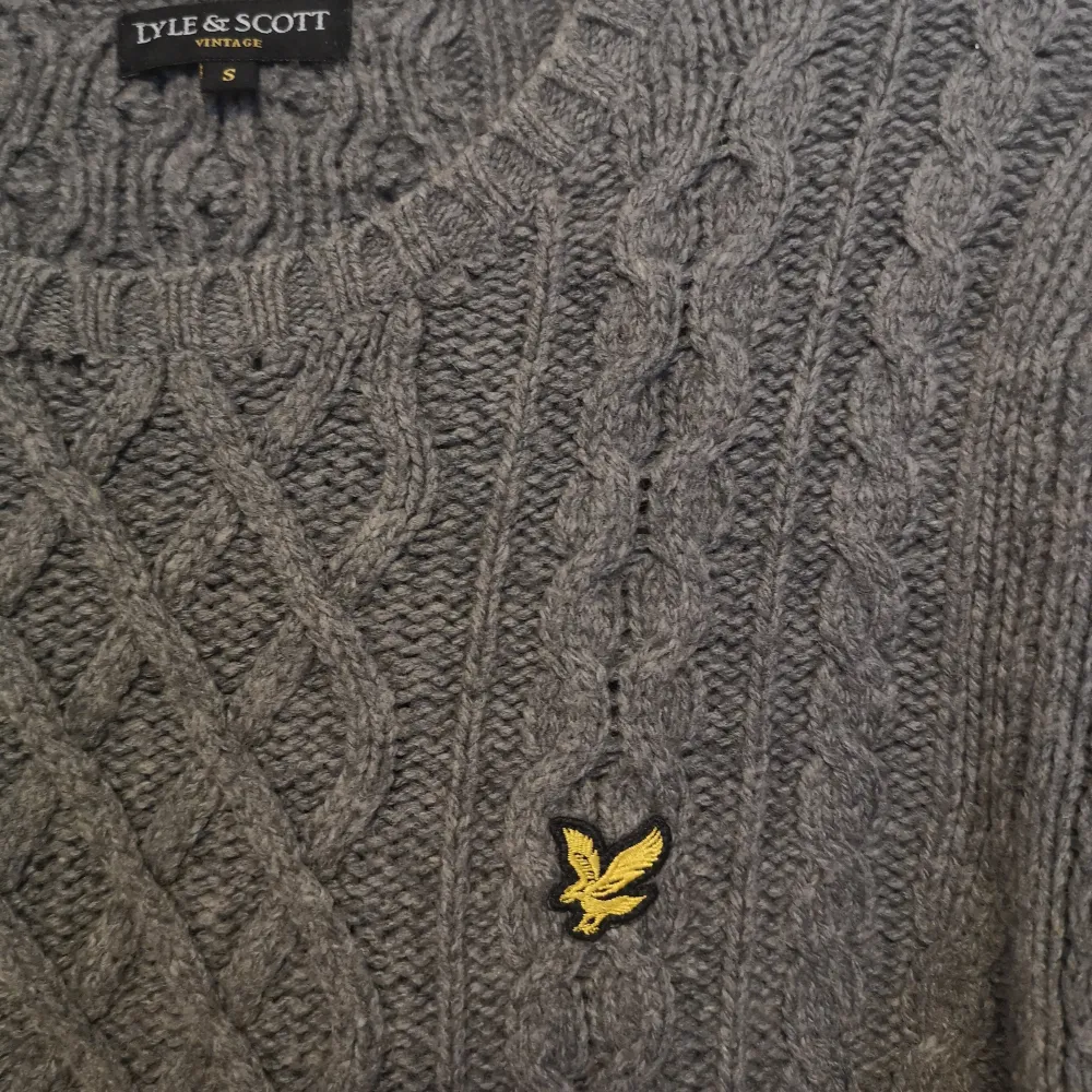 Superskön stickad tröja i herrmodell från Lyle & Scott. Använd ett fåtal gånger. I storlek S. . Stickat.