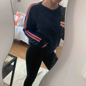  - Säljer denna fina marinblåa tröjan💙❤️ endast använd någon enstaka gång 