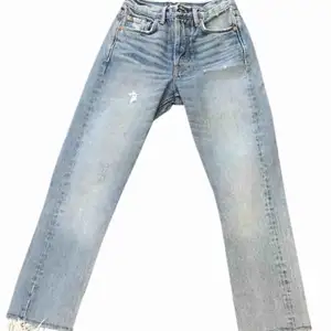 Säljer mina trendiga GRLFRND jeans! Nypris ca 2 300kr och jag säljer dem för 250kr (+ frakt på ca 80kr)! Skriv för fler bilder!