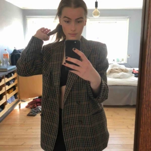  - En vintage kavaj som skulle kunna passa alla storlekar beroende på hur oversizet man vill ha den 💜Säljer för att jag har en liknande!  Jag är 181 cm lång 💜 Frakt tillkommer!  