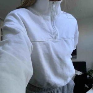  - Weekday tjocktröjor i bra skick, finns både i svart och vit 150kr styck