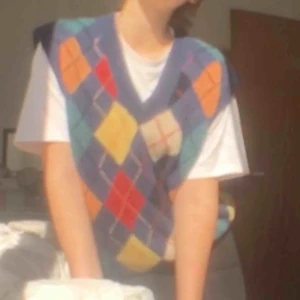  - Ballaste västen. Jätte snygg lite oversize stickadväst i rutmönster/argylemönster 🔗Färgglad med många olika snygga färger❤️🧡💚💙💛Trendig och fett snygg. Köpare står för eventuell frakt 