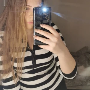 Randig tröja med knappar  - Randig enkel tröja med knappar. Storlek xs, 100 kr inklusive frakt. 