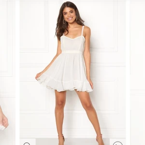 Ida Sjöstedt Alisha Dress  - Säljer 2 helt nya Ida Sjöstedt klänningar. En är i storlek 40 och den andra i storlek 42. Tyvärr passade ingen av dem mig, och glömde att skicka tillbaka dem! Priset är 400kr/styck+frakt❤️