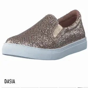 Säljer dessa skor ifrån Dasia, väl använda men super fina ändå! Nypriset var 900kr. Pris kan diskuteras. För bilder på dem hör av dig⭐️