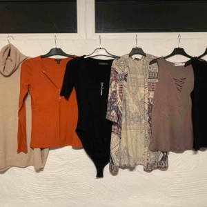  - Säljer fina plagg knappt använda och i bra skick.   Allt säljes för 200kr, köparen står för frakten ! 