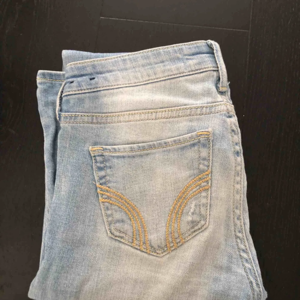 Säljer mina jättefina utsvängda jeans från hollister. Ljusblå med slitningar. Jeans & Byxor.