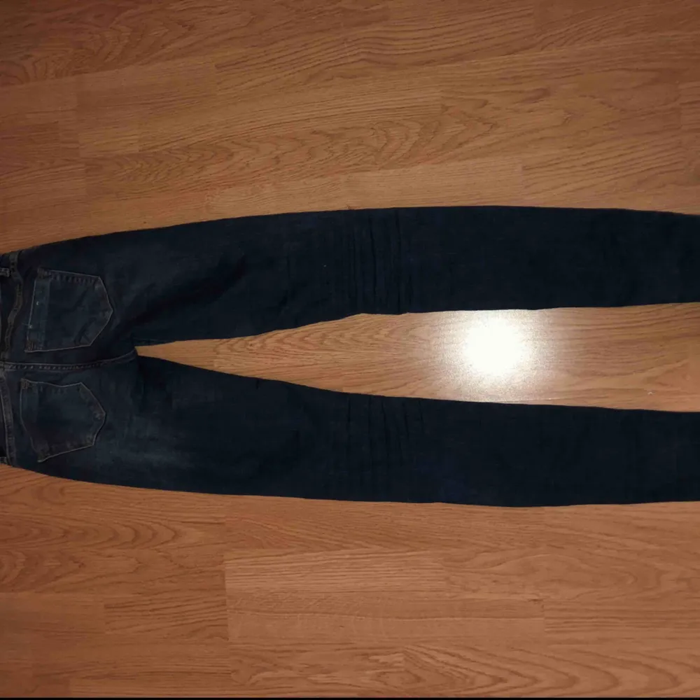 Sjukt snygga jeans med bra passform! . Jeans & Byxor.